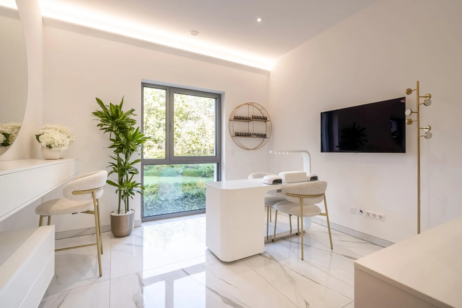 L'atelier de beauté Anita — intérieur lumineux en marbre et touches dorées à Soleuvre